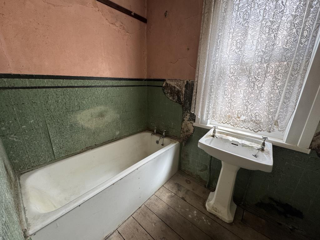 Lot: 113 - MID-TERRACE HOUSE FOR IMPROVEMENT - Bathroom